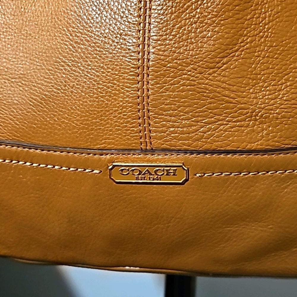 Coach Large Tan Leather Hobo Bag, Top Zip Closure - Picture 2 of 9